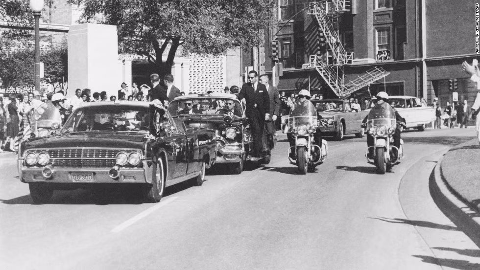 Đến 13h, Tổng thống thứ 35 của Mỹ John F. Kennedy, 46 tuổi, được thông báo đã qua đời. Tổng thống trẻ nhất lịch sử nước Mỹ trở thành ông chủ Nhà Trắng thứ 4 qua đời trong thời gian tại nhiệm.