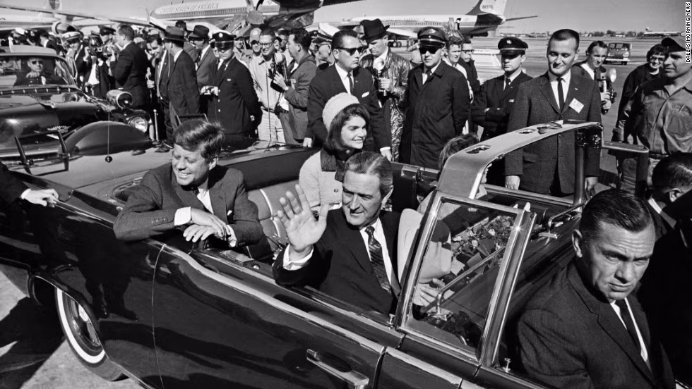 Do vậy, chiếc limousine chở Tổng thống Kennedy và Thống đốc Connally bị thương nhanh chóng đến bệnh viện Parkland gần đó.