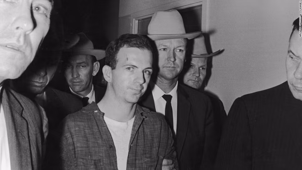 Kẻ thủ ác Lee Harvey Oswald bị cảnh sát bắt giữ lúc 2h15 chiều ngày hôm đó sau khi bắn chết 1 cảnh sát. Phải đến 1h sáng ngày 23/11, Oswald mới bị buộc tội bắn chết cố Tổng thống Kennedy.