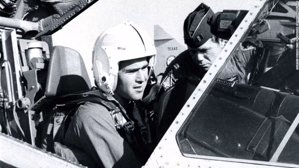 Ông George W. Bush ngồi trong buồng lái chiến đấu cơ F-102. Vị Tổng thống thứ 43 của Mỹ này từng phục vụ trong Không quân Mỹ từ năm 1968 - 1973.