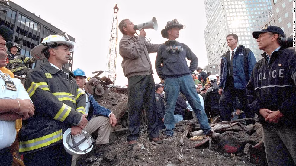 Ông Bush nói chuyện với các nhân viên cứu hộ, lính cứu hỏa và cảnh sát tại hiện trường xảy ra vụ khủng bố ngày 11/9/2001 trong nỗ lực giải cứu các nạn nhân.