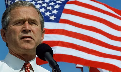 Ảnh chụp ông George W. Bush - 2 ngày trước khi diễn ra cuộc bầu cử Tổng thống Mỹ năm 2000. Trong cuộc chạy đua vào Nhà Trắng này, ông Bush đã giành chiến thắng. Vào ngày 20/1/2001, ông tuyên thệ nhậm chức Tổng thống thứ 43 của Mỹ.
