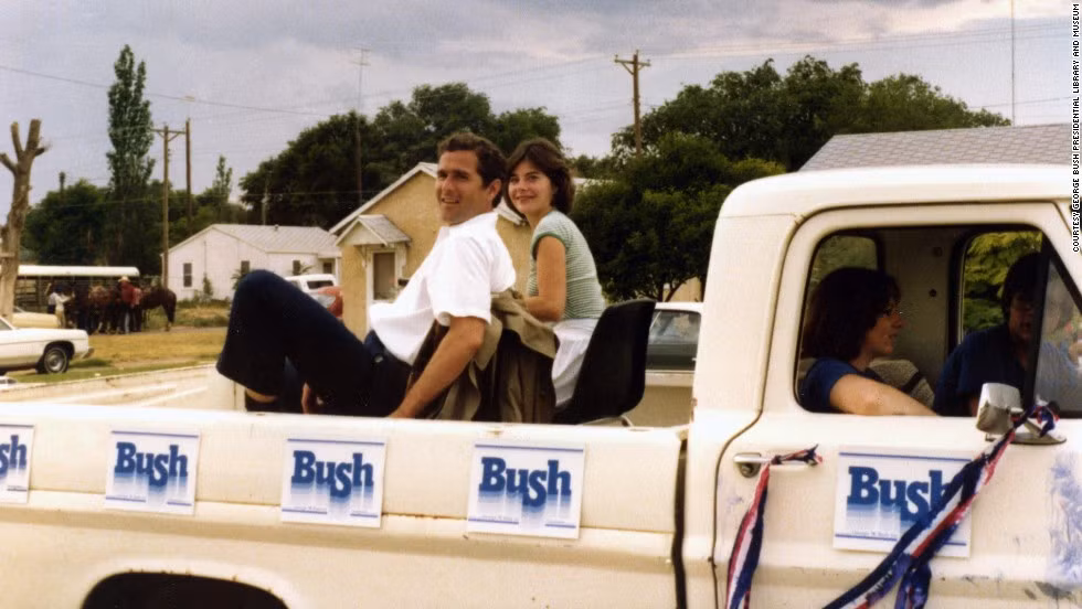 Ông George W. Bush và vợ Laura năm 1978.