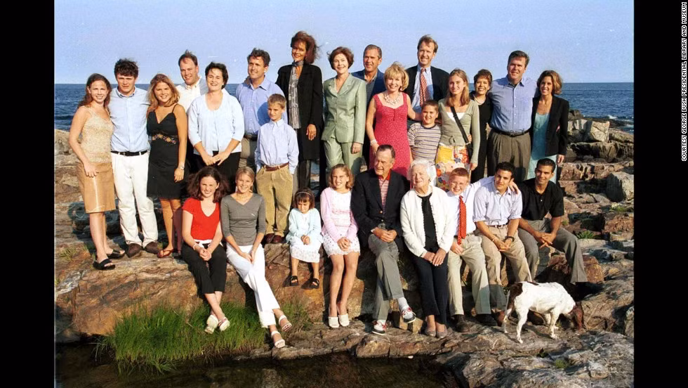 Ảnh chụp đại gia đình ông George W. Bush trong dịp Giáng sinh năm 2000.