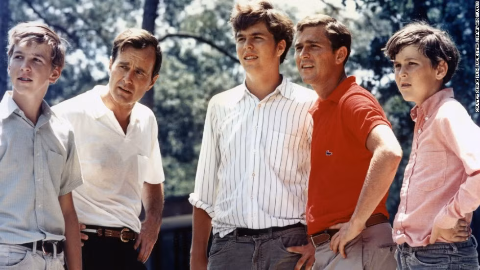 Cựu Tổng thống Mỹ George W. Bush là con trai của Tổng thống thứ 41 của Mỹ George Herbert Walker Bush. Trong ảnh là ông George Herbert Walker Bush chụp ảnh cùng 4 người con trai. Từ trái sang phải: Neil, Jeb, George W. Bush và Marvin. Bức ảnh này được chụp năm 1970.