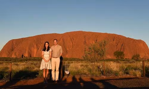 Rất nhiều người nổi tiếng đã ghé thăm núi Uluru trong thời gian qua. Nổi tiếng là vợ chồng hoàng tử William đưa Hoàng tử George 8 tháng tuổi đến núi thiêng này năm 2014.