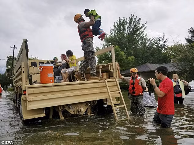 Trong trường hợp mọi người quyết định không ở trong nhà mà đi di tản, ông Renne khuyên mọi người nên chuẩn bị mọi thứ sẵn sàng, nghe theo hướng dẫn của giới chức trách và di chuyển thật nhanh đến nơi an toàn.