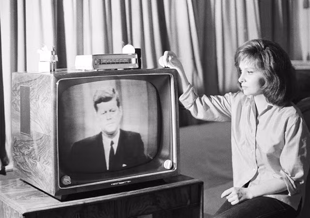 Gina Lollobrigida xem tin tức về Tổng thống Mỹ John F. Kennedy qua tivi tại nhà ngày 23/7/1962.