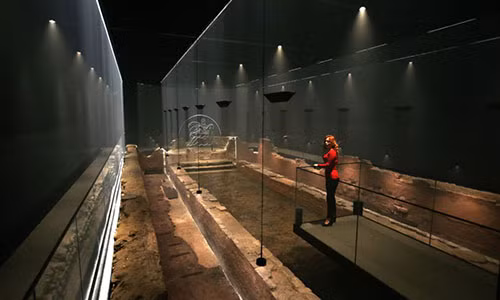 Can canh ngoi den Mithras cua nguoi La Ma giua long London