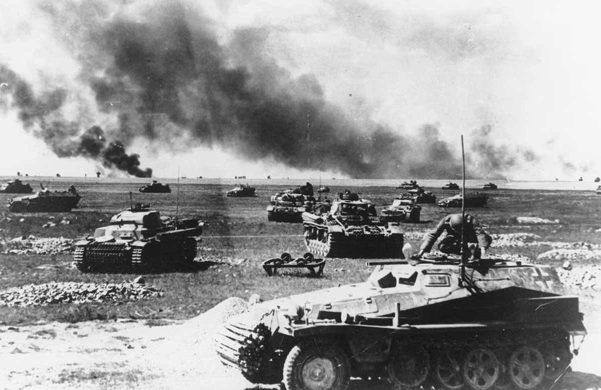 Theo ước tính, Hitler đã triển khai khoảng 4,5 triệu binh sĩ tham gia chiến dịch Barbarossa. Trong ảnh là hàng loạt xe tăng của Đức trên chiến trường Liên Xô ngày 21/7/1941.