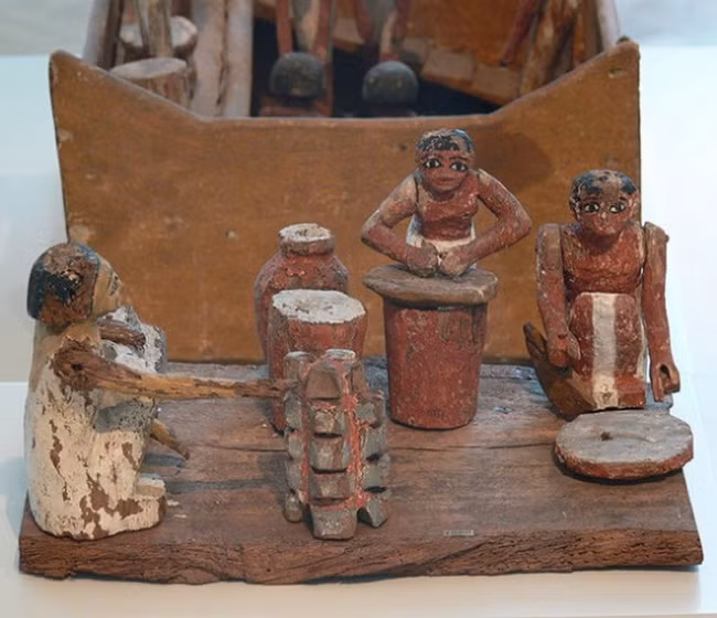 Vào năm 1504 TCN, pharaoh Ai Cập Amenhotep ra lệnh cho người dưới giết chết hơn 20.000 người để chúng bồi táng cùng mình khi sang thế giới bên kia. Không ai rõ mục đích của pharaoh Amenhotep khi làm như vậy là vì lý do gì.