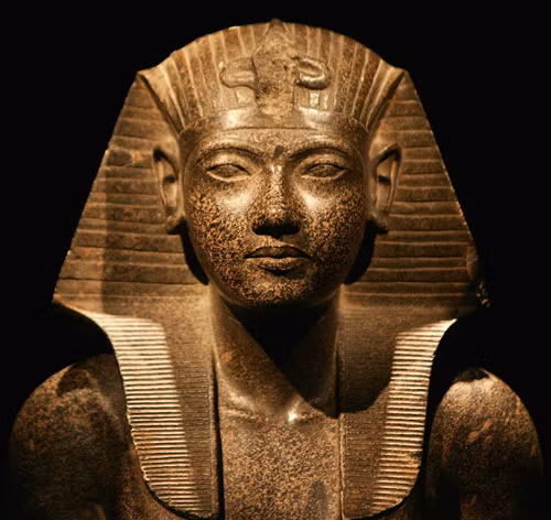 Các pharaoh Ai Cập không chỉ là những người quyền lực nhất mà còn được cho là con cháu của các vị thần. Họ được thần linh giao trọng trách cai trị đất nước.