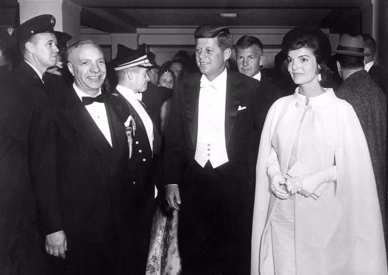 Sau khi lên bờ, ông Kennedy cố gắng tìm kiếm tàu cứu hộ. Do vậy, ông bơi tới đảo Naru và Olasana với quãng đường cả đi lẫn về là 4 km để tìm thức ăn và nước uống.