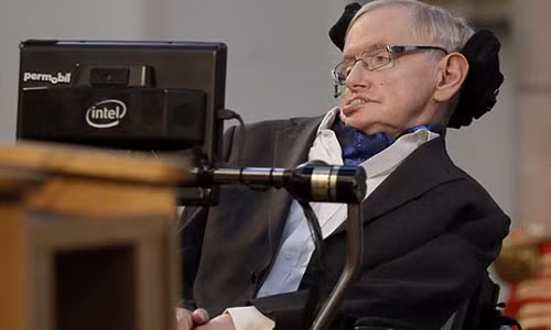 Giáo sư Stephen Hawking nổi tiếng thế giới tin rằng, quy mô dân số tăng cao và nhu cầu năng lượng ngày càng lớn sẽ dẫn đến thảm họa con người diệt vong. Theo dự đoán của ông, thời điểm xảy ra sự việc này là năm 2600.