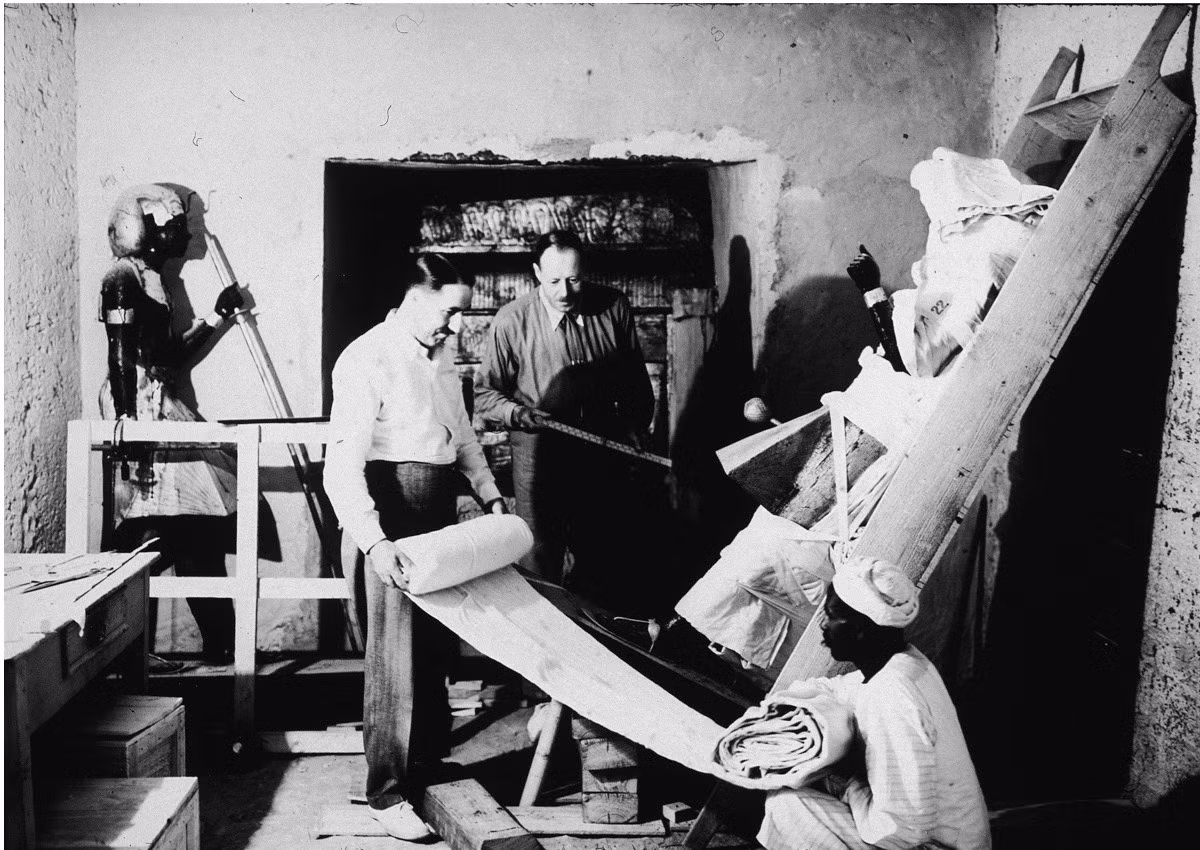 Khác với nhiều pharaoh Ai Cập, Tutankhamun không có người con nào. Nguyên do là vì vợ của vị vua này là Ankhesenpaaten - bị sảy thai 2 lần. Hai thai nhi này cũng được ướp xác và đặt trong quan tài nhỏ trong ngôi mộ của Tutankhamun.