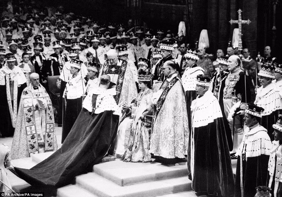 Vào tháng 1/1952, khi đang lưu trú tại Kenya, công chúa nghe tin cha mất nên lập tức quay trở về London với cương vị Nữ hoàng.