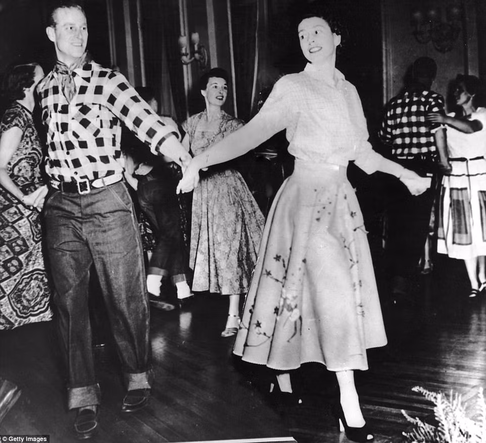 Vợ chồng Nữ hoàng Elizabeth II khiêu vũ trong chuyến thăm Canada năm 1951.