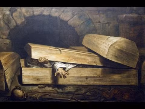 Các nhà khảo cổ phát hiện một số ngôi mộ của người Hy Lạp cổ đại có những tảng đá mảnh vỡ gốm sứ ở tay, chân, đầu của tử thi. Theo các chuyên gia, người Hy Lạp làm vậy để ngăn người chết không "đội mồ sống lại".