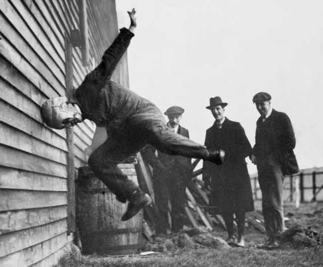 Người đàn ông thử nghiệm độ an toàn của một chiếc mũ bảo hiểm năm 1912.