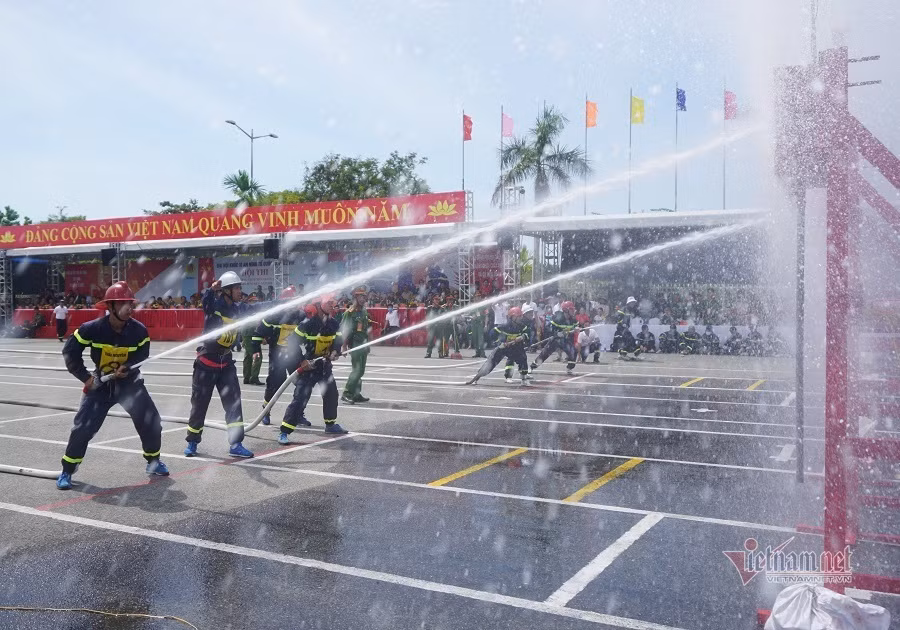 Ở phần thi cuối là máy bơm chữa cháy phun nước tiêu điểm. Tất cả phải chạy thật nhanh và triển khai một cách khẩn trương