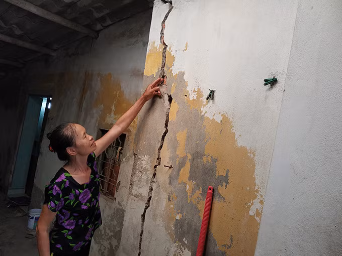Bà Nguyễn Thị Dinh lo lắng căn nhà có thể đổ sập bất cứ lúc nào: "Như hôm trước, các cháu đang chơi thì đổ một mảng vữa bê tông xuống. May mà cháu không việc gì. Giờ chỉ cần một cơn gió hơi to, chứ chưa cần gió bão gì, bà cháu tôi đã phải chạy sang hàng xóm. Cứ thấy có cơn mưa là phải bảo nhà hàng xóm là có gọi điện là phải mở cửa ngay để bà cháu chạy sang. Bây giờ, kinh phí gia đình không có, chỉ mong được các cấp hỗ trợ sửa lại căn nhà để mấy bà cháu mưa gió khỏi dột". 