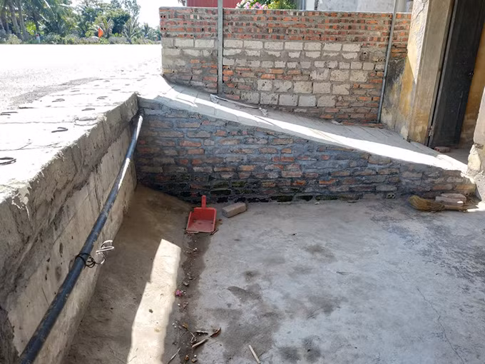 Theo phản ánh của bà Nguyễn Thị Dinh (thôn Tràng, xã Tam Đa, huyện Vĩnh Bảo, Hải Phòng) nền căn nhà của gia đình bà trước kia vốn cao hơn mặt đường khá nhiều. Thế nhưng, sau khi tuyến đường từ ngã ba Đoàn Lập qua cầu Đăng đến Quốc lộ 37 được cải tạo, nâng cấp thì mặt đường đã ở ngang cửa sổ của căn nhà. Cũng do quá trình thi công, những bức tường của căn nhà xuất hiện nhiều vết nứt lớn, ngồi trong nhà thấy cả mảng trời. 