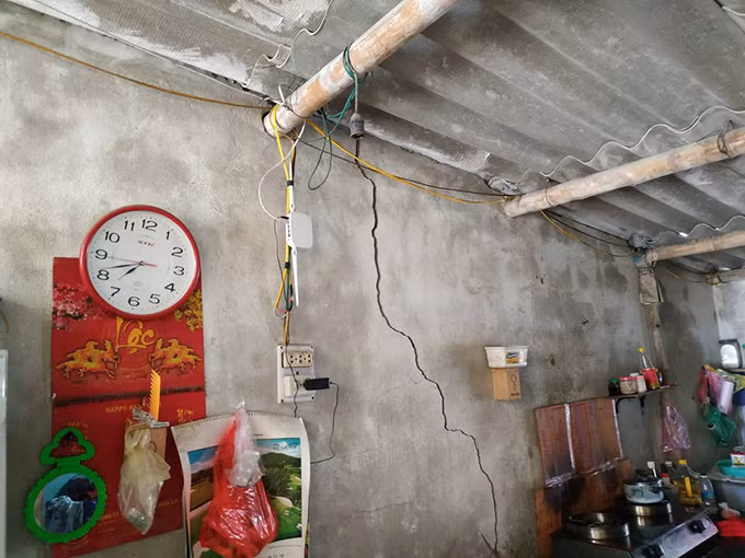 Ông Lê Minh Tuân, Chủ tịch UBND xã Tam Đa cho biết, tháng 2/2020 khi dự án hoàn thành, nền đường được thay đổi, tôn cao dẫn đến những nhà dân bị thấp hơn mặt đường.