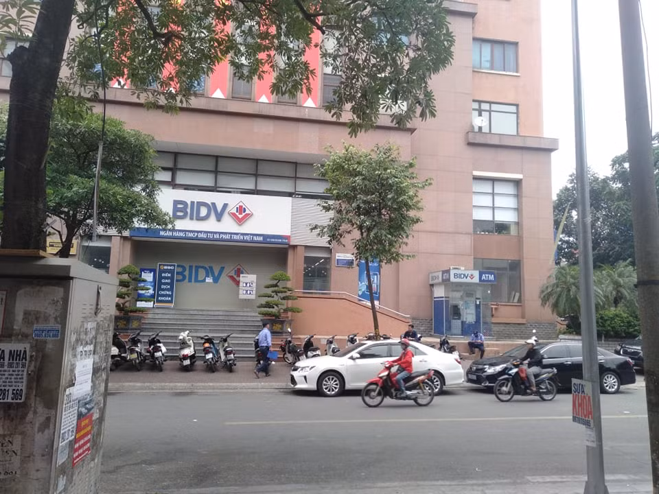 Hiện vụ nổ súng cướp ngân hàng BIDV đang được cơ quan chức năng điều tra, làm rõ. Xem thêm video: Vụ cướp ngân hàng BIDV: Súng bán đầy trên mạng. Nguồn: VTC 14.