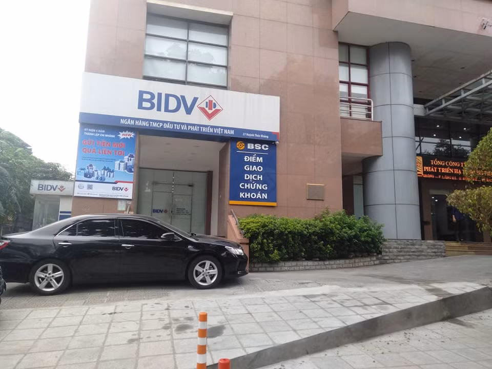 Nhân chứng có mặt tại hiện trường cho biết, thời điểm xảy ra vụ việc, họ nhìn thấy hai tên cướp bịt mặt chạy ra từ ngân hàng. Phía trước có hai đối tượng khác cảnh giới. Các đối tượng nhanh chóng tẩu thoát trong tiếng tri hô của người dân.
