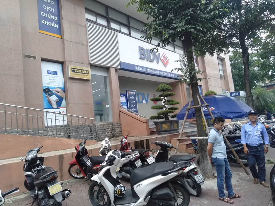 Cũng theo nhân chứng, vụ việc đã khiến khách hàng đến giao dịch tại đây hoảng loạn. Một nhân chứng có mặt tại hiện trưởng kể: "Một khách sau khi ra khỏi ngân hàng đã kể lại cướp bịt mặt mang theo súng đe dọa nhân viên và khách chỉ cần bò sẽ bắn chết nên ai nấy đều sợ hãi".