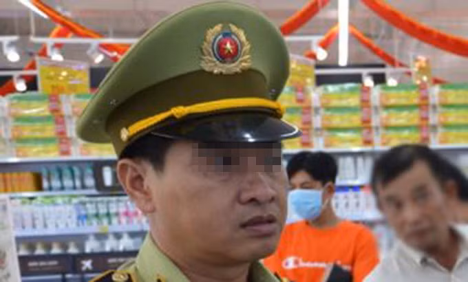 Theo đơn tố cáo, hơn một năm qua, ông Hiếu và bà H. đã có mối quan hệ như vợ chồng khiến cuộc hôn nhân giữa ông T. và vợ rạn nứt, dẫn đến ly hôn. Theo ông T, ông Hiếu đã vi phạm Luật hôn nhân gia đình và vi phạm những điều đảng viên không được làm. 