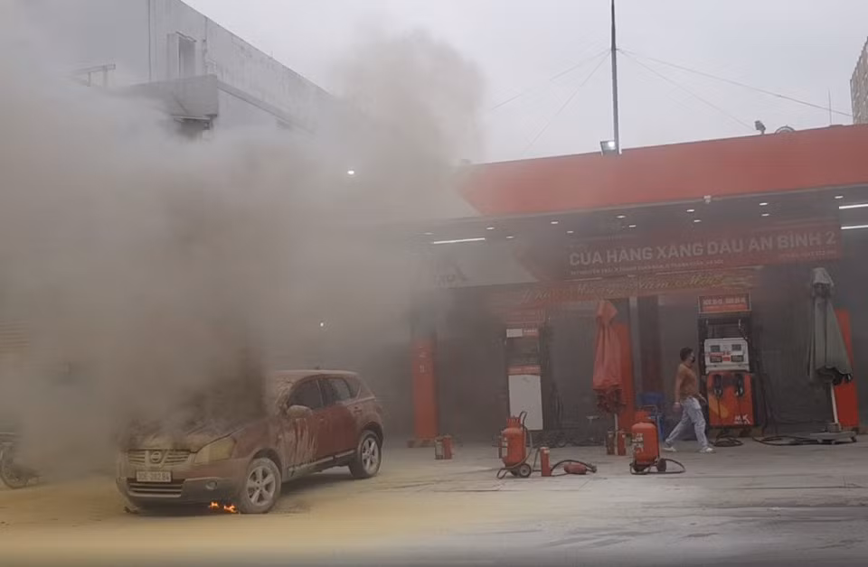 Sáng 27/7, nhiều người hoảng hốt phát hiện chiếc ô tô bốc cháy tại cây xăng trên đường Nguyễn Trãi (Thanh Xuân, Hà Nội).