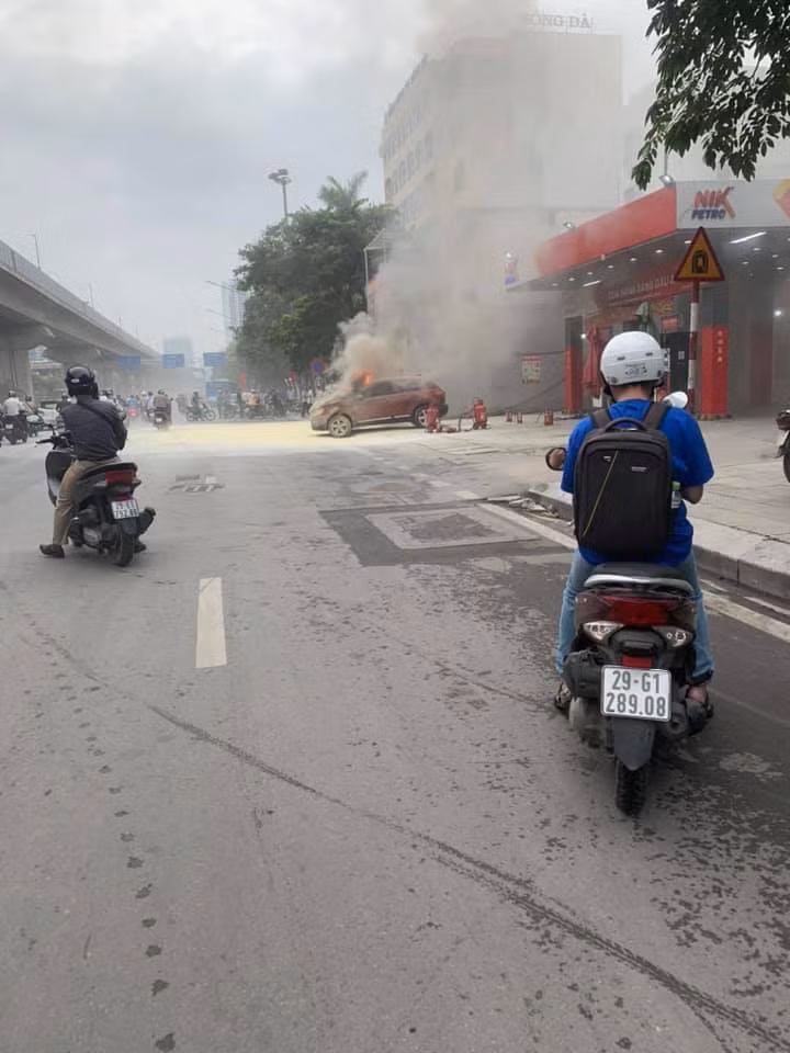 Khi vừa đổ xăng đi ra ngoài được vài mét thì chiếc xe bốc cháy phía động cơ. Nhân viên cửa hàng xăng dầu dùng bình cứu hỏa để dập lửa đồng thời thông báo cơ quan chức năng.