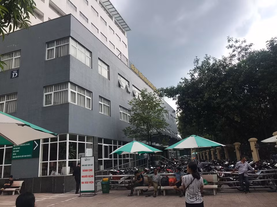 Nghi phạm sau đó lấy đi xe máy của nạn nhân. Sau khi bị đâm khoảng 20 phút, người dân đã gọi cấp cứu đưa anh Quyết đến Bệnh viện đa khoa Đức Giang. Rồi sau đó được chuyển lên Bệnh viện Việt Đức để chữa trị.