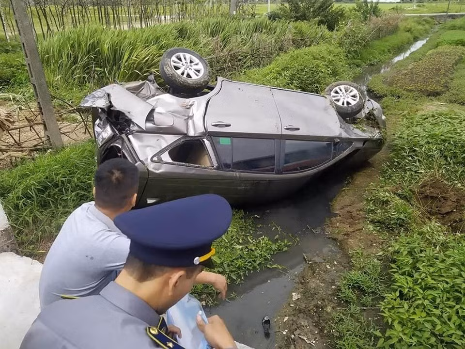 Cố vượt đường tàu, xe Innova ngửa bụng nằm dưới ruộng - Hình 2 Co vuot duong tau, xe Innova ngua bung nam duoi ruong-Hinh-2