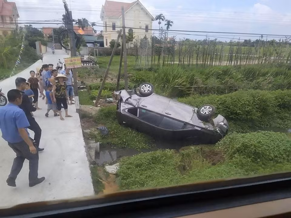 Cố vượt đường tàu, xe Innova ngửa bụng nằm dưới ruộng - Hình 3 Co vuot duong tau, xe Innova ngua bung nam duoi ruong-Hinh-3