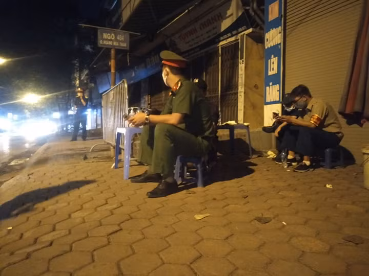 Trường hợp nghi mắc COVID -19 là một người đàn ông 76 tuổi, ở phố Hoàng Hoa Thám, thuộc quận Tây Hồ. 