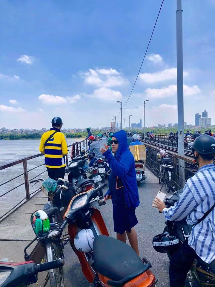 Rất đông người hiếu kỳ đứng lại xem.