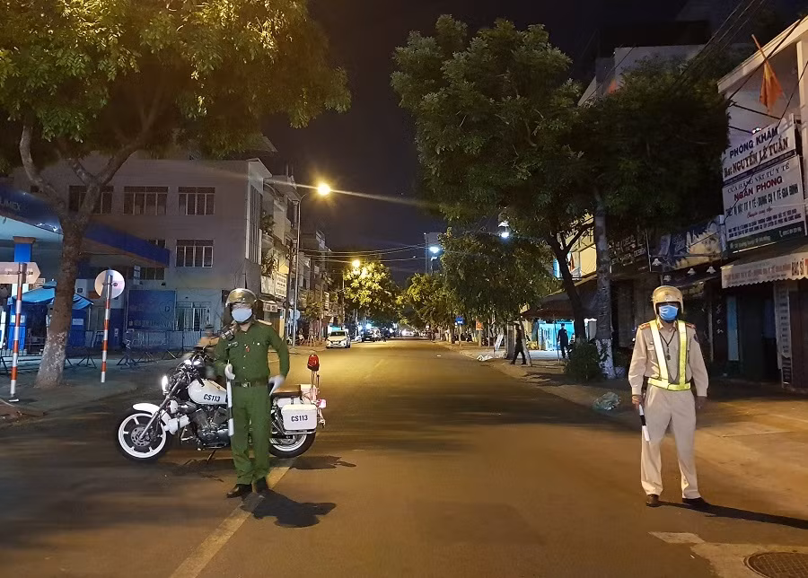 Phía bên ngoài lực lượng chức năng phong tỏa 2 tuyến đường bên cạnh bệnh viện 