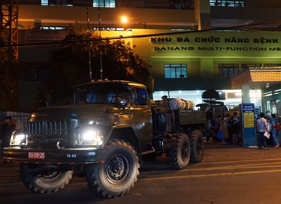 Phía bên bên ngoài lực lượng Kiểm soát quân sự hơn 30 người làm nhiệm vụ đảm bảo trật tự, đề phòng sự cố. Việc triển khai phun hóa học khử trùng mất thời gian khoảng hơn 2h. Theo quan sát, các cán bộ chiến sĩ đã phun hoá chất, tiêu độc, khử trùng tại các khu khám, chữa, điều trị khuôn viên của 2 bệnh viện. Để thực hiện nhiệm vụ, phía bên ngoài lực lượng chức năng phong tỏa hai tuyến đường Hải Phòng và Quang Trung.