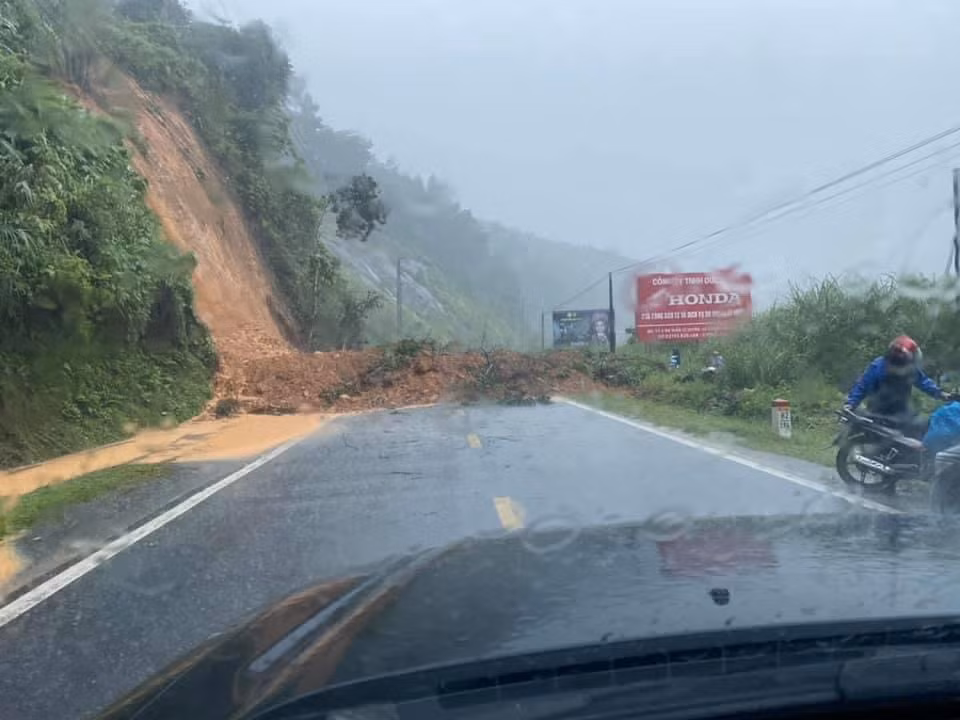 1 người bị thương là anh Đặng Văn Đại thôn 1 Hợp Nhất xã Tùng Sáu, bị lũ cuốn trôi. Nhiều hoa màu nhà trên địa bàn tỉnh bị ngập nặng.