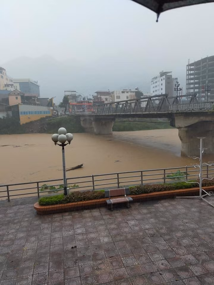Dự báo: Do ảnh hưởng của vùng hội tụ gió trên cao nên từ nay (21/7) đến ngày 22/7 ở Bắc Bộ có mưa rào và dông; vùng núi và trung du có mưa vừa, mưa to (lượng mưa phổ biến 40-80mm/24 giờ), riêng các tỉnh Lai Châu, Lào Cai, Yên Bái, Hà Giang, Tuyên Quang, Cao Bằng, Bắc Kạn có mưa to, có nơi mưa rất to (lượng mưa phổ biến 50-100mm/24h, có nơi trên 150mm/24h).