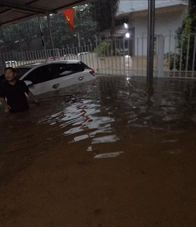 Có những điểm bị ngập sâu đến 1m, nhiều đất đá cùng nước tràn vào nhà, nhất là thời điểm xảy ra vào lúc nửa đêm khiến người dân không kịp di dời tài sản, nhiều tuyến đường huyết mạch đã bị sạt lở và ngập cục bộ.