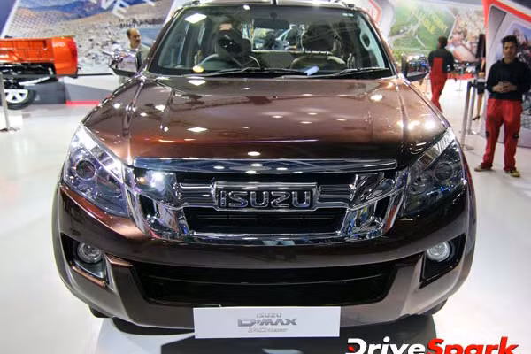 Trên bản nâng cấp, D-Max V-Cross 2017 được thiết kế lại với điểm nổi bật với bộ lưới tản nhiệt với các thanh ngang lớn mạ crôm sáng, đi kèm là các hốc hút gió lớn được sơn màu đen tuyền ấn tượng. Phía trên nắp ca-pô với những đường gân dập nổi chạy dài tới kính chắn gió phía trước.