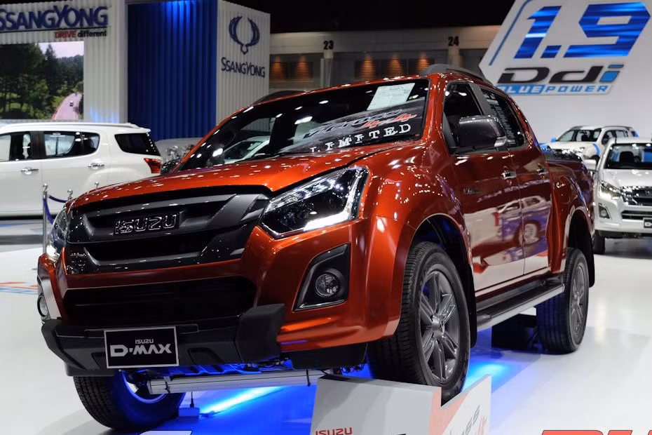 Để tăng thêm khả năng off-road mạnh mẽ, hãng xe Nhật Bản đã trang bị cho chiếc D-Max V-Cross bộ la-zăng kích thước lớn 18 inch đa chấu làm bằng hợp kim sáng không rỉ.