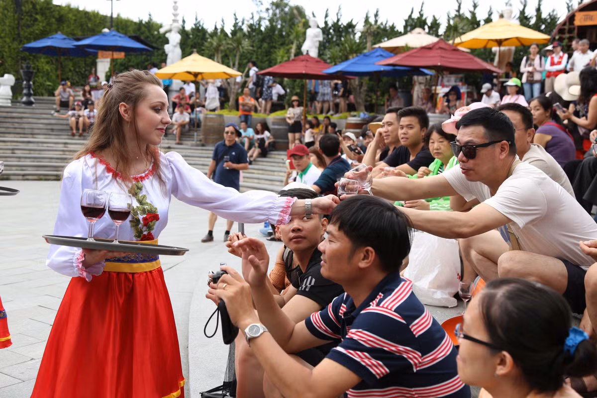 Du khach dua ep nho tai Le hoi vang Sun Word Ba Na Hills-Hinh-4