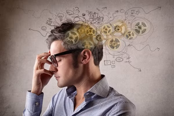 Đầu óc trì trệ. Thời gian ngủ quá nhiều sẽ khiến não bộ được nghỉ ngơi lâu, hoạt động tế bào của não cũng giảm theo. Có thể nói, ngủ nhiều lâu ngày dễ gây ức chế các tế bào thần kinh. Lâu dần, ảnh hưởng đến trí tuệ, suy giảm trí nhớ.