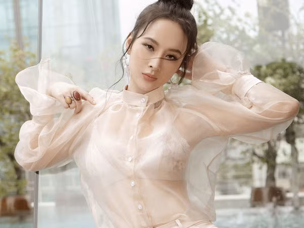  Đồ xuyên thấu làm từ chất liệu vải mỏng như sheer, voan, chiffon… nên có thể nhìn thấy làn da cơ thể người mặc. (Ảnh: IG angela.phuongtrinh)