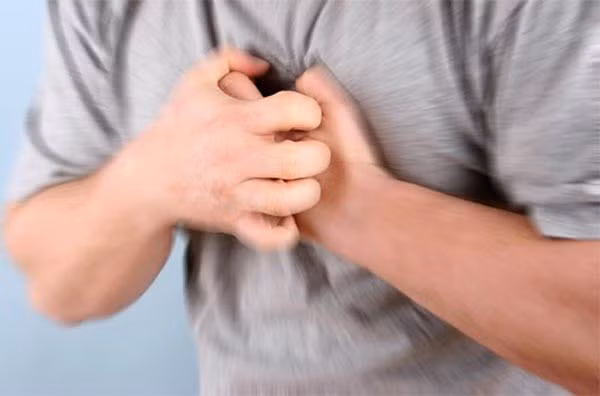 Đau tức ngực. Đau tức ngực thường xảy ra sau khi vận động. Nguyên nhân gây nên tình trạng này là do động mạch vành bị hẹp, làm giảm lượng máu và oxy cung cấp cho tim.