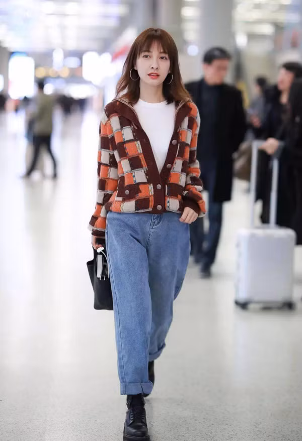 Để mặc đẹp cardigan, bạn có thể kết hợp áo với quần jean. Thiết kế mỏng nhẹ ở thân trên với màu be hoặc xanh lam thân dưới giúp hack tuổi đáng kể, thoải mái vận động.